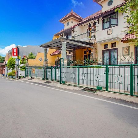 Oyo 3217 The Ts Homestay Malang Bagian luar foto