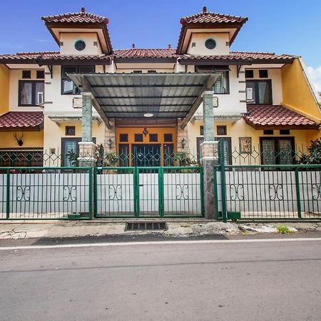 Oyo 3217 The Ts Homestay Malang Bagian luar foto