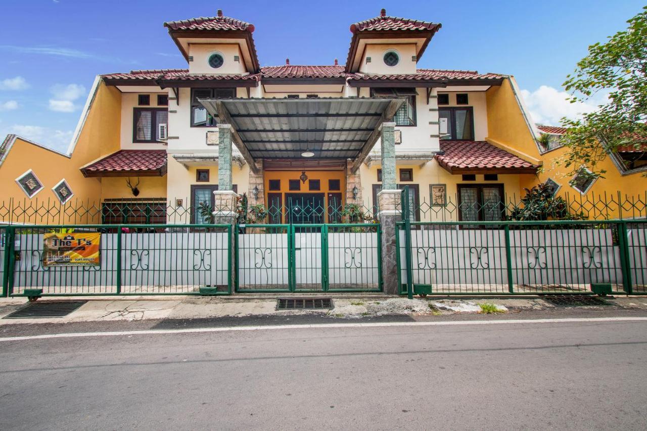 Oyo 3217 The Ts Homestay Malang Bagian luar foto